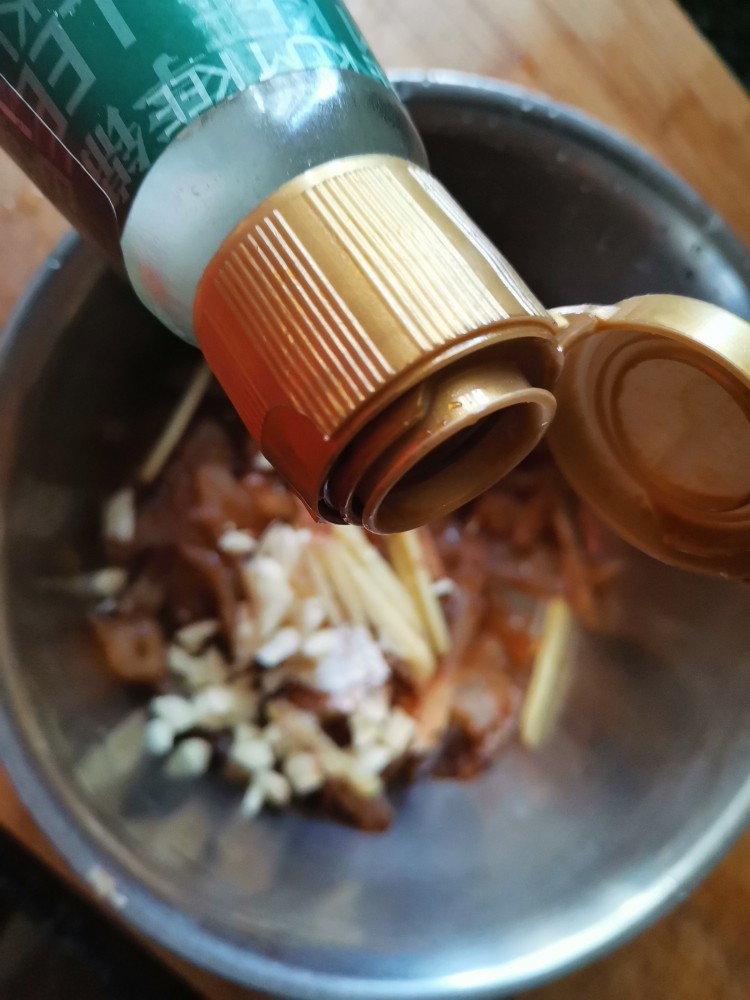 凉拌一盘酸辣可口的海蜇皮吧,让孩子吃饭舔着碗说“我还要”,加<a style='color:red;display:inline-block;' href='/shicai/ 864'>蒸鱼豉油</a>