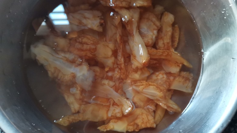 凉拌一盘酸辣可口的海蜇皮吧,让孩子吃饭舔着碗说“我还要”,浸泡洗几遍