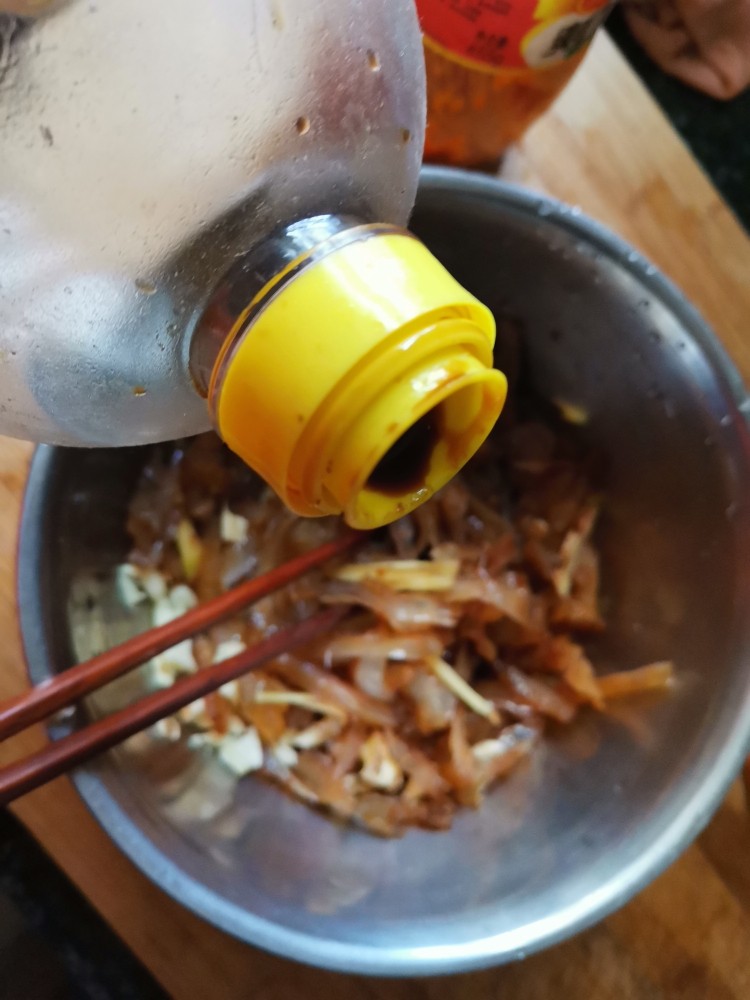 凉拌一盘酸辣可口的海蜇皮吧,让孩子吃饭舔着碗说“我还要”,<a style='color:red;display:inline-block;' href='/shicai/ 692'>酱油</a>