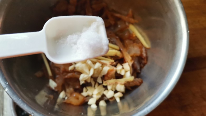 凉拌一盘酸辣可口的海蜇皮吧,让孩子吃饭舔着碗说“我还要”,加盐巴