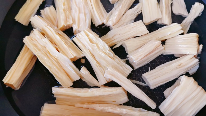 凉拌腐竹黄瓜,<a style='color:red;display:inline-block;' href='/shicai/ 468'>腐竹</a>用温水泡发,切段备用