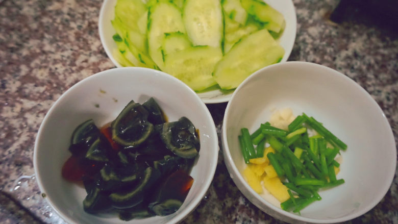 黄瓜皮蛋汤,这样前期就准备好啦