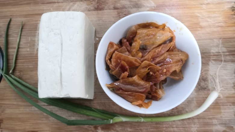 辣白菜豆腐汤,准备好食材,辣白菜,豆腐,<a style='color:red;display:inline-block;' href='/shicai/ 157'>小葱</a>