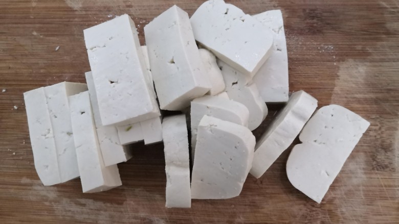 辣白菜豆腐汤,豆腐洗干净,切成长条块,备用