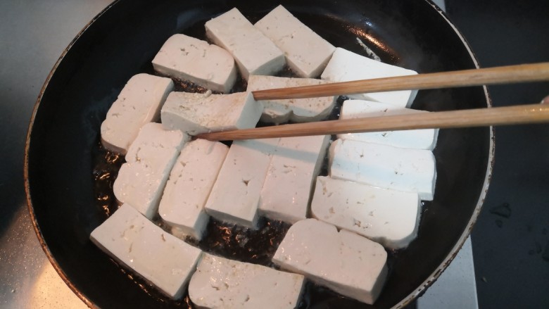 辣白菜豆腐汤,小火满煎,一面煎至金黄,翻面再煎
