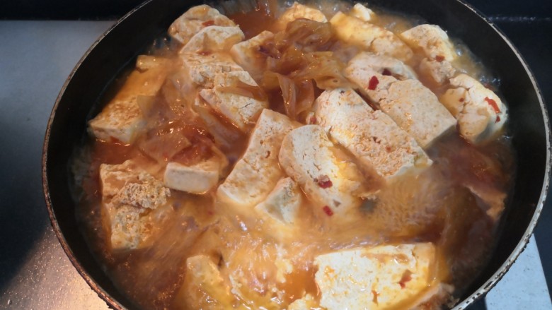 辣白菜豆腐汤,小煮1分钟后,关火