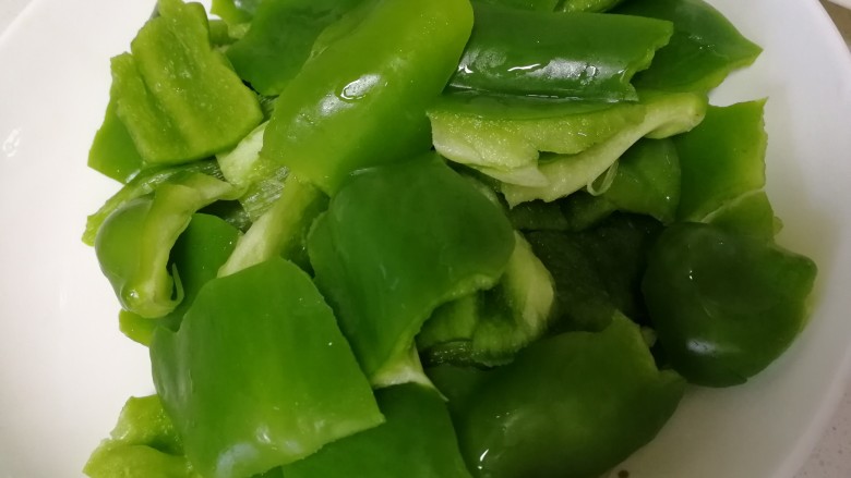 青椒炒口蘑,青椒去蒂,去籽,掰成小块儿。