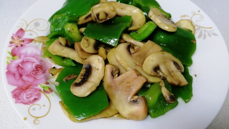 青椒炒口蘑,盛盘。