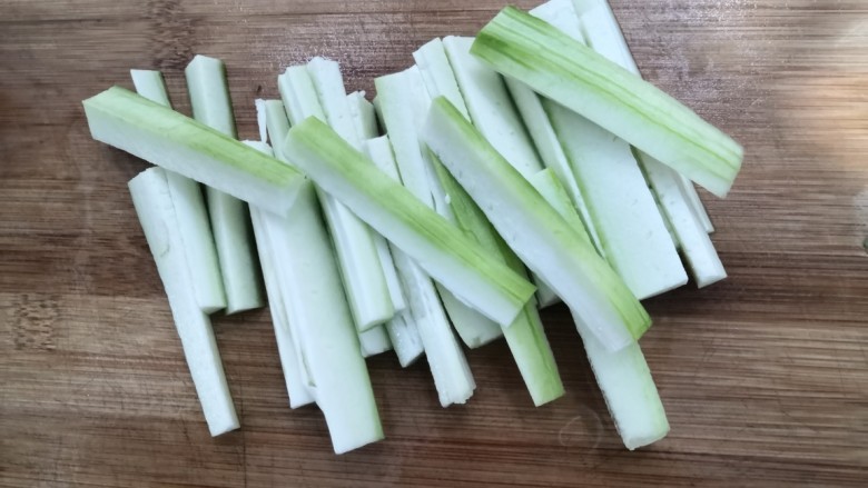 番茄炒丝瓜,丝瓜洗干净,切成长条,备用
