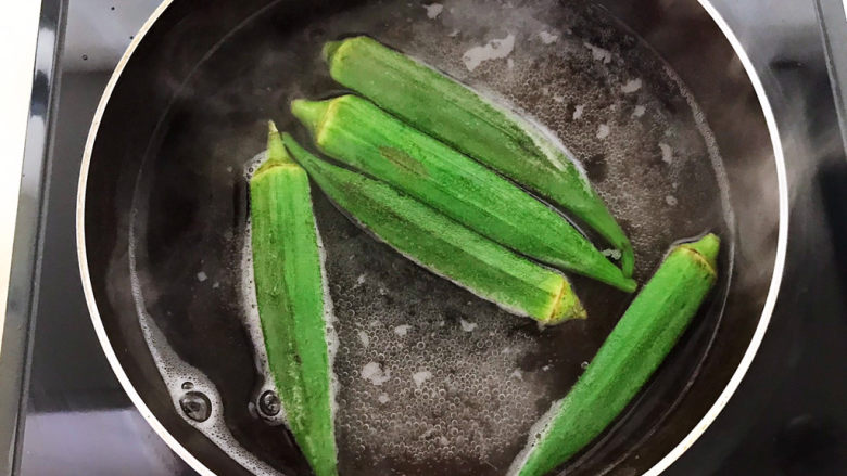 豆腐炒鸡蛋,加入秋葵,焯水1分钟