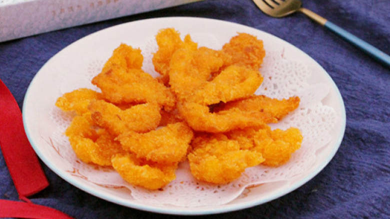 奥尔良日式凤尾虾,待虾仁变脆就可以取出食用,喜欢更入味的可以把虾放面糊里腌制一下,但是新鲜的虾仁本身有清甜的味道,不要腌,直接一裹一炸就特别美味