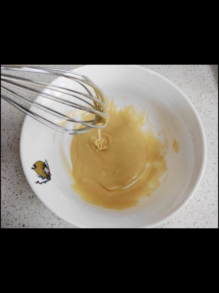 海绵蛋糕,用打蛋器把面粉和油搅拌均匀。搅拌成无颗粒形状就可以了。