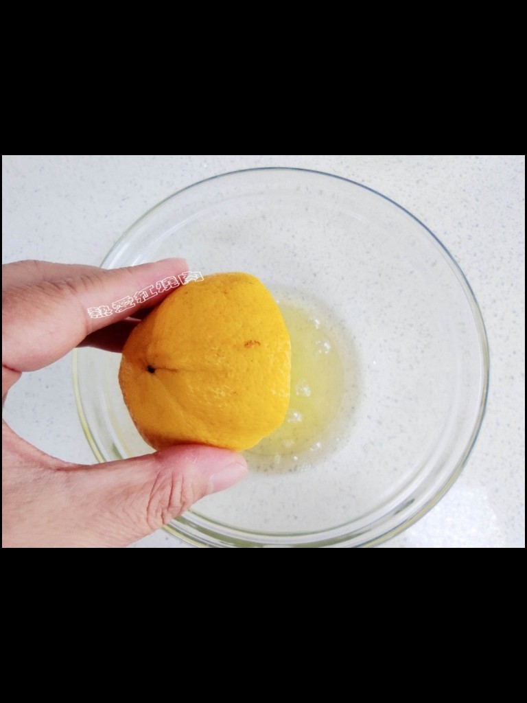 海绵蛋糕,在蛋清里面加入柠檬汁。
