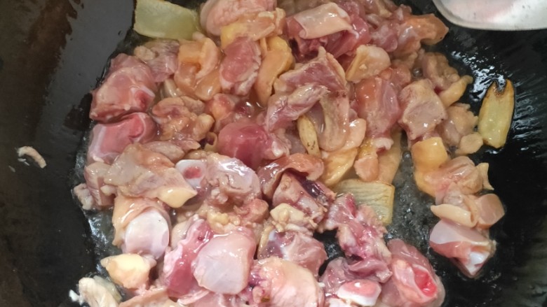 青椒鸡腿盖饭,姜片炒香放入鸡肉,小火煸炒
