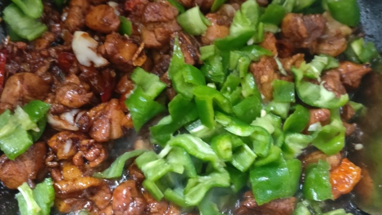 青椒鸡腿盖饭,最后放入青椒翻炒,然后加上一点蚝油翻炒均匀