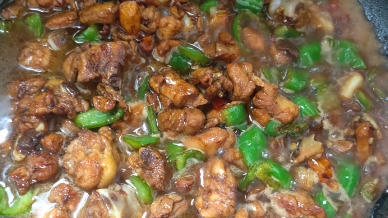 青椒鸡腿盖饭,再加上这么多的水(不知道到底是多少水,所以直接给你们的拍的照片😄)