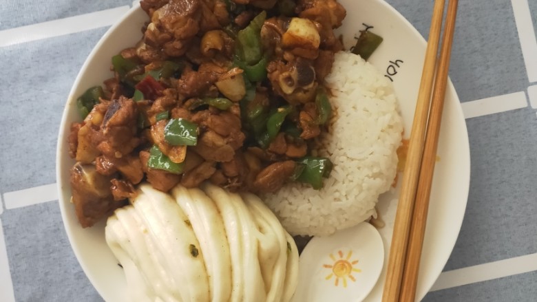 青椒鸡腿盖饭,装上精心准备的大米饭,然后把超好的青椒鸡肉盛到盘里,完美!(吃了直呼“妙”啊)学会了没?😎