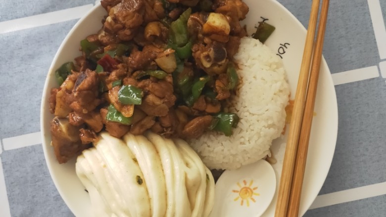 青椒鸡腿盖饭,装上精心准备的大米饭，然后把超好的青椒鸡肉盛到盘里，完美！（吃了直呼“妙”啊）学会了没？😎