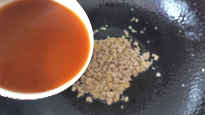 铁板日本豆腐,炒至肉末变色,倒入料汁烧至粘稠