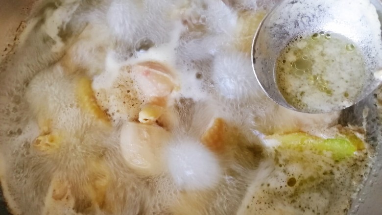 三黄鸡炖土豆,撇去浮沫,捞出控水。