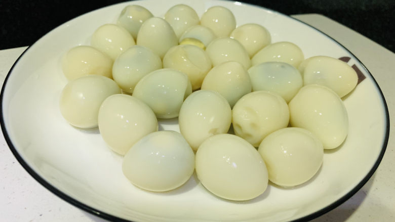 鹌鹑蛋焖土豆,放入蒸锅蒸20分钟,剥壳