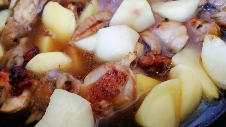 三黄鸡炖土豆,加入开水,没过鸡肉和土豆。