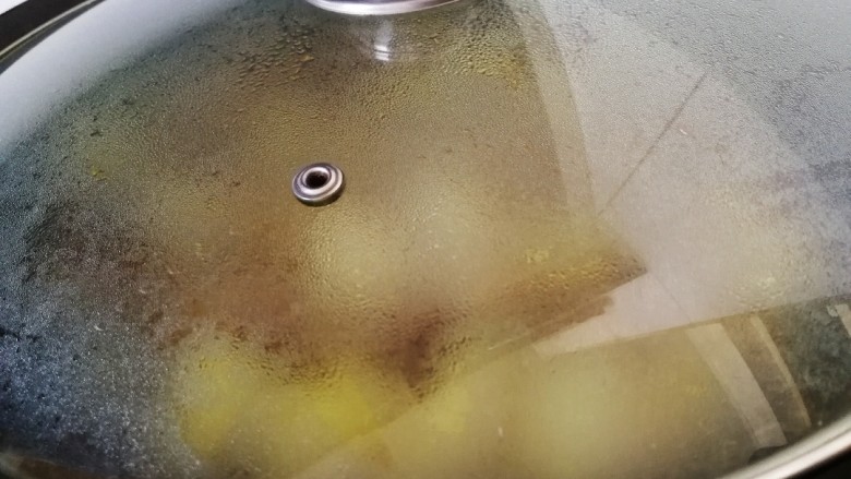 三黄鸡炖土豆,盖上盖子转中火。 炖至土豆翻沙,汤汁浓稠。