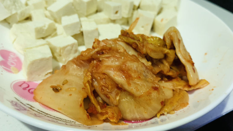 辣白菜豆腐汤,取出辣白菜,超市都可以买到小包装的辣白菜