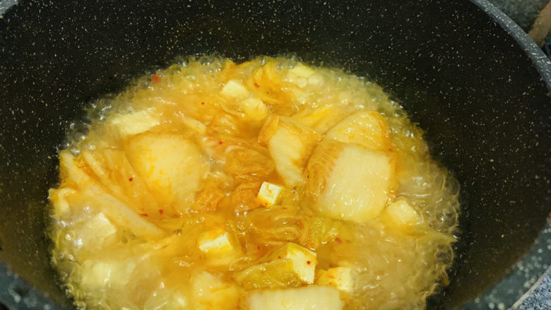 辣白菜豆腐汤,大火煮开,盖住锅盖煮三分钟