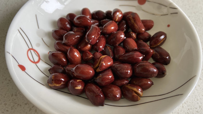 凉拌腐竹黄瓜,晾凉的花生米,如果不晾凉,直接将热的花生倒入凉菜中,花生米就不脆了。