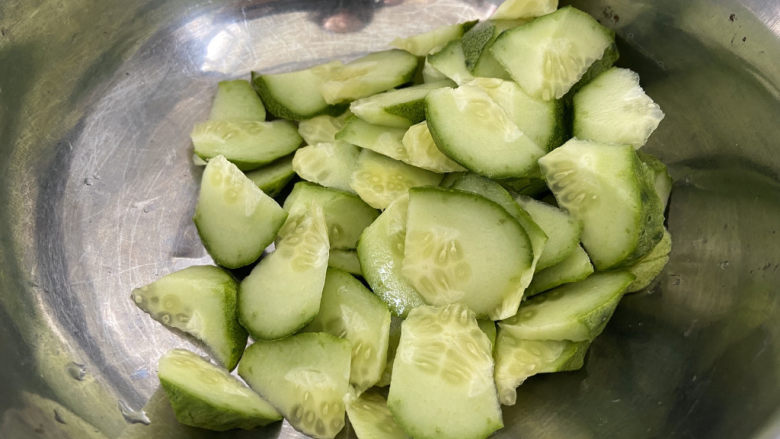 凉拌腐竹黄瓜,黄瓜切成小块,也可以按照你自己的喜欢切成想要的样子。