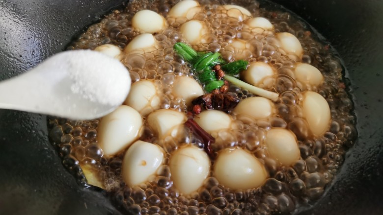 红烧鹌鹑蛋,加入少许食盐,大火烧开后改成小火。