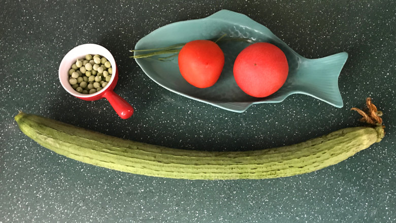 番茄炒丝瓜,备好食材,另外我还备了一些<a style='color:red;display:inline-block;' href='/shicai/ 148'>豌豆</a>丰富口感