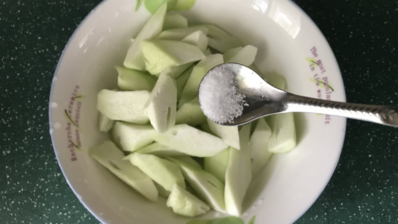 番茄炒丝瓜,加半小勺盐抓下,防止变黑,然后再冲洗一遍