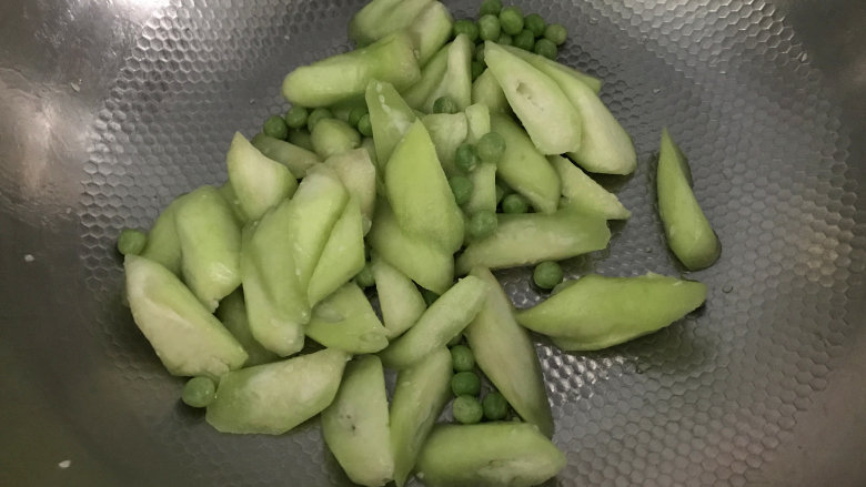番茄炒丝瓜,再放入豌豆翻炒均匀,炒至断生后盛出