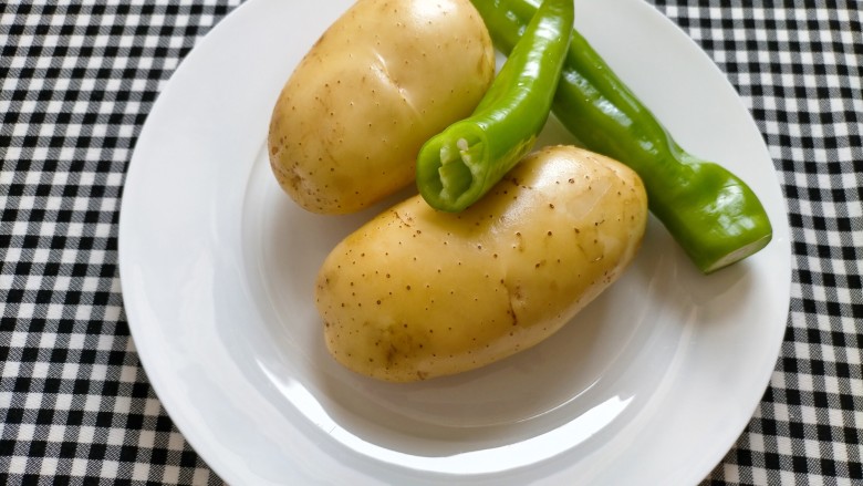 Dry Potato Chips, potatoes and green peppers 