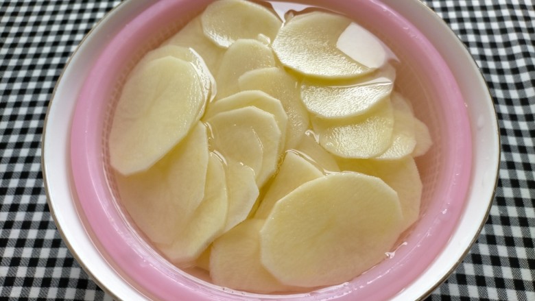 Dry Potato Chips,put in water for 10 minutes 