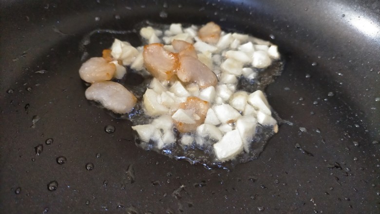 Dry Potato Chips,first , pour some oil in a pan ,add garlic and pork fat, mix it until  become yellow 