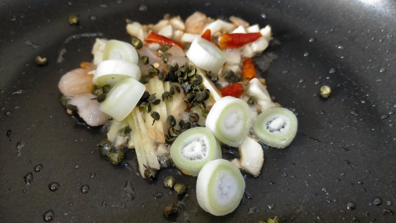 Dry Potato Chips,add  green onion ,dried chili ,ginger and ZB then mix it until the smell of ingrediens coming out 
