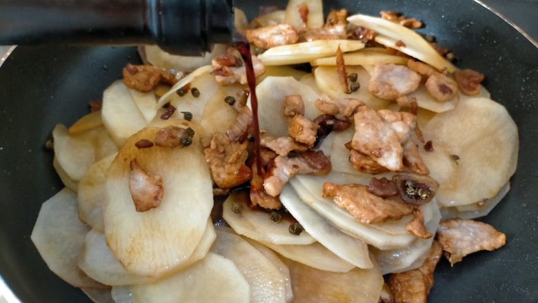 Dry Potato Chips,mix the pork and potato chips together then add some raw soy sauce 