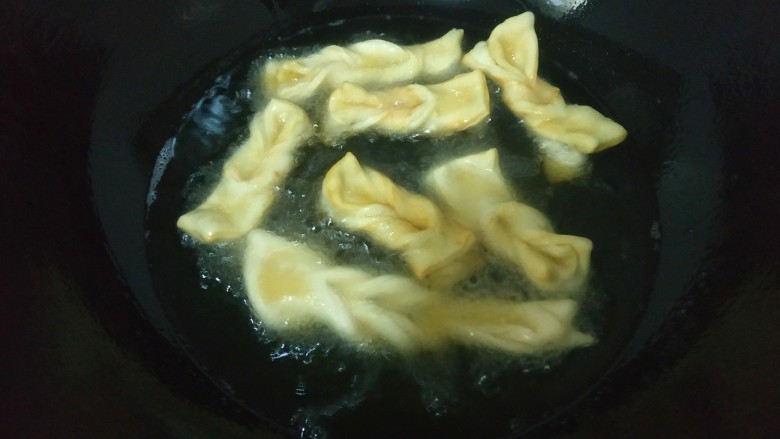 炸套环儿,锅中放入适量<a style='color:red;display:inline-block;' href='/shicai/ 857'>植物油</a>,七成热放入套环儿