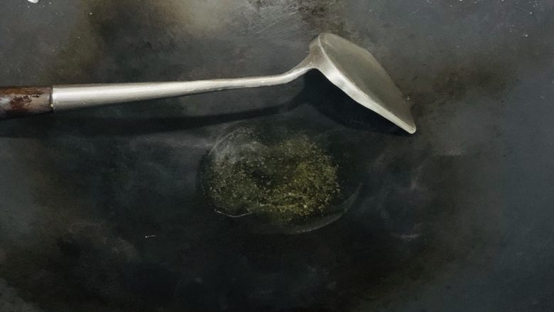 鸭蛋番茄干拌粉,小火倒入20g食用油。