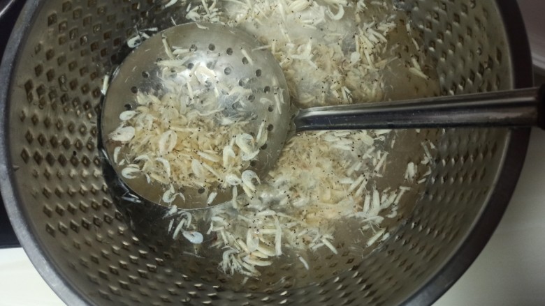 紫菜虾皮汤,把下面洗干净,用漏勺捞出来