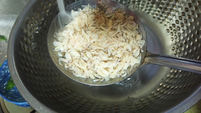紫菜虾皮汤,再次冲洗干净,其实下面也挺脏的