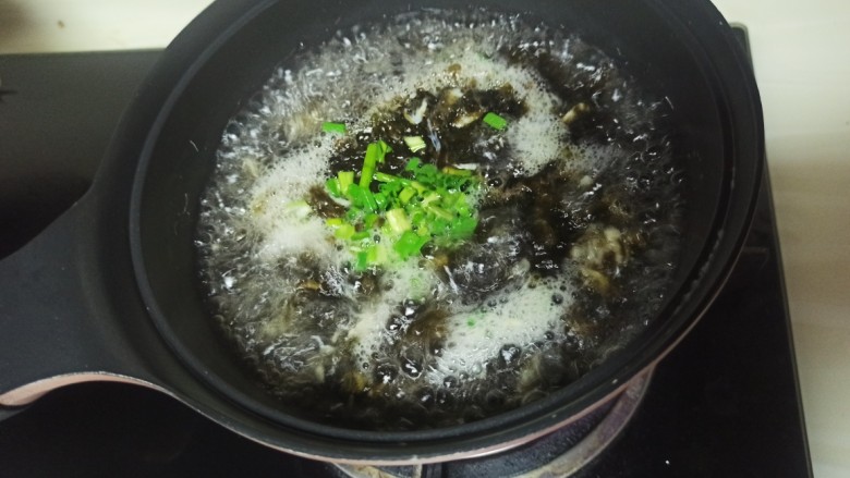 紫菜虾皮汤,再次煮开就可以了,撒点葱花就好了