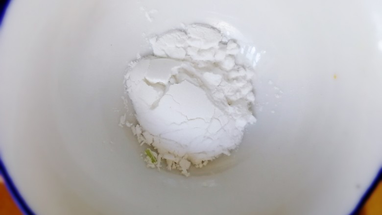 紫菜虾皮汤,一小勺<a style='color:red;display:inline-block;' href='/shicai/ 3778'>土豆淀粉</a>,用温水稀释。