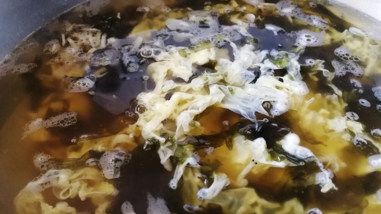 紫菜虾皮汤,最小火,筷子搭在碗边,缓缓倒入蛋液,至蛋液凝固。