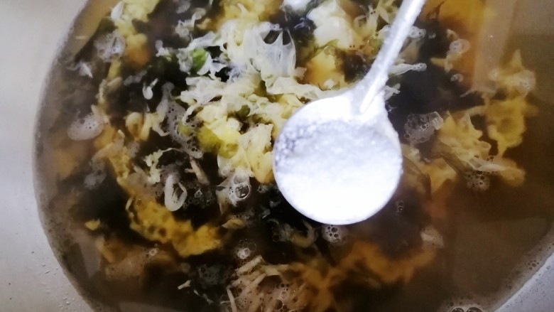 紫菜虾皮汤,放一小勺盐,调味。