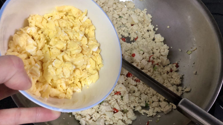 豆腐炒鸡蛋➕ 蛾儿雪柳黄金缕,加入鸡蛋碎,翻炒均匀