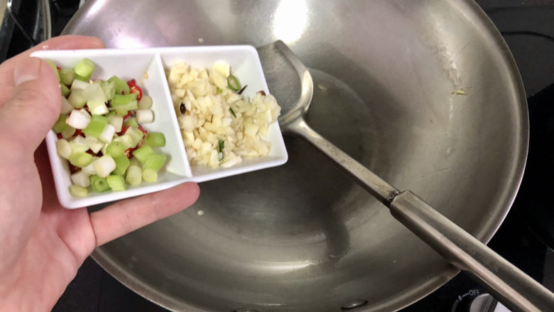 豆腐炒鸡蛋➕ 蛾儿雪柳黄金缕,热锅冷油,下蒜蓉葱末小米辣,小火煸香